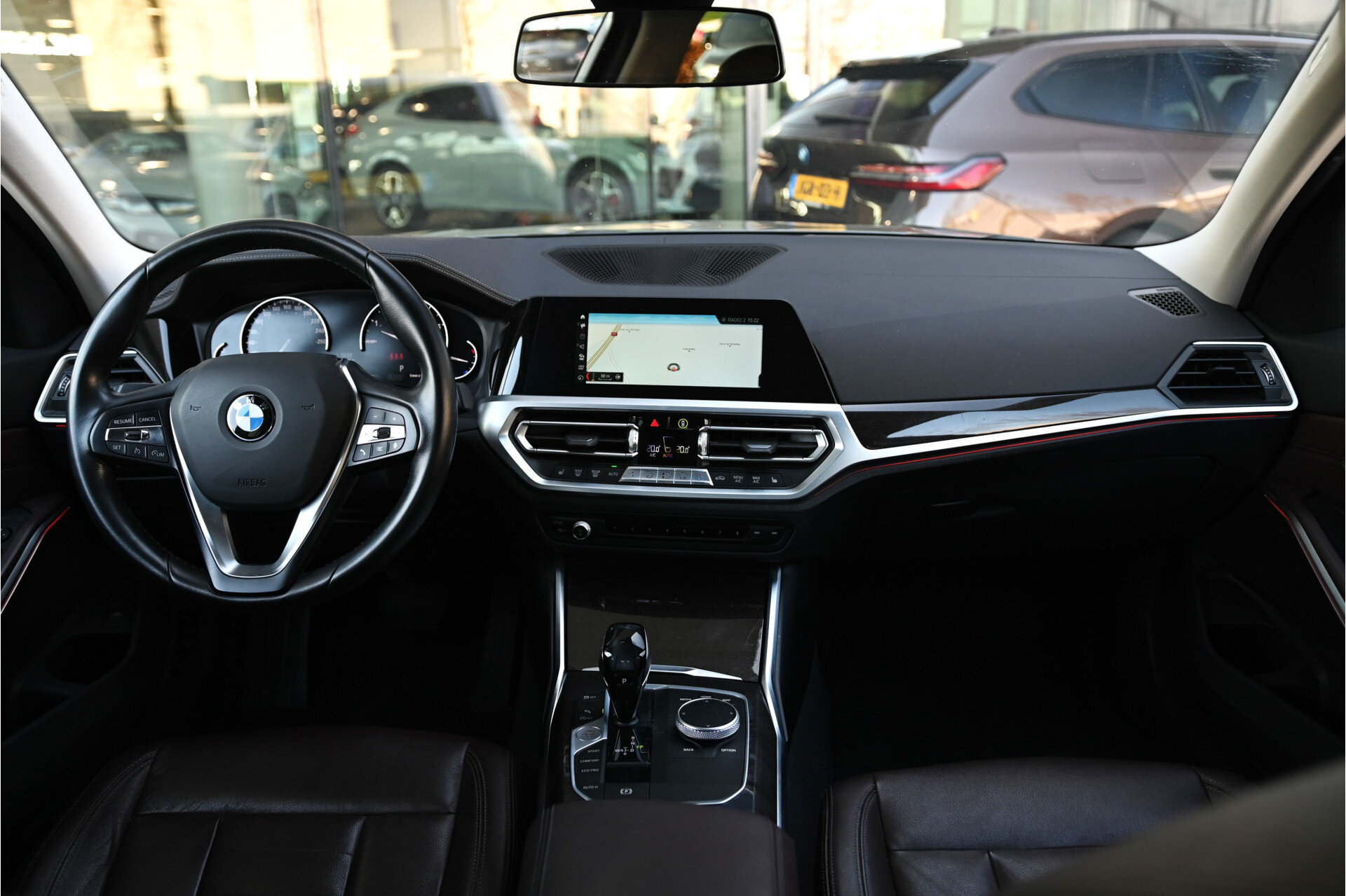 BMW 3 Serie 320i Luxury Line Automaat - Afbeelding 3
