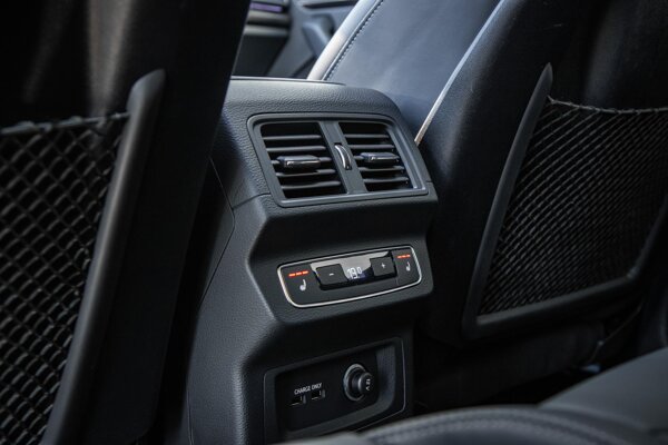 voorstoelen en achterbank verwarmd voorstoelen en achterbank verwarmd