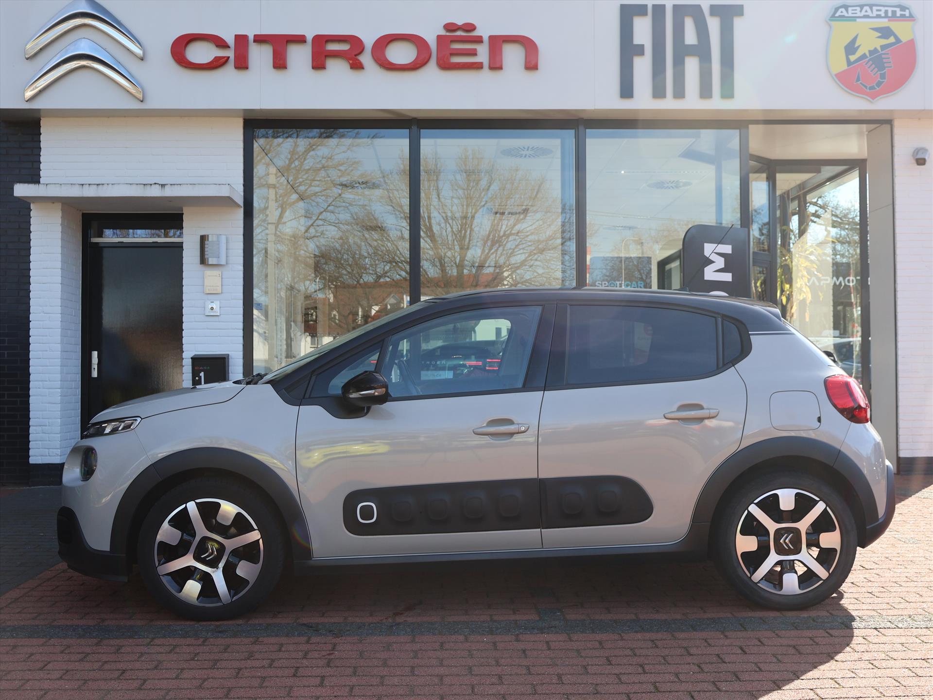 Citroën C3 PureTech 82PK Shine, Rijklaarprijs | Navigatie | Camera | Trekhaak | Parkeersensoren - Afbeelding 2
