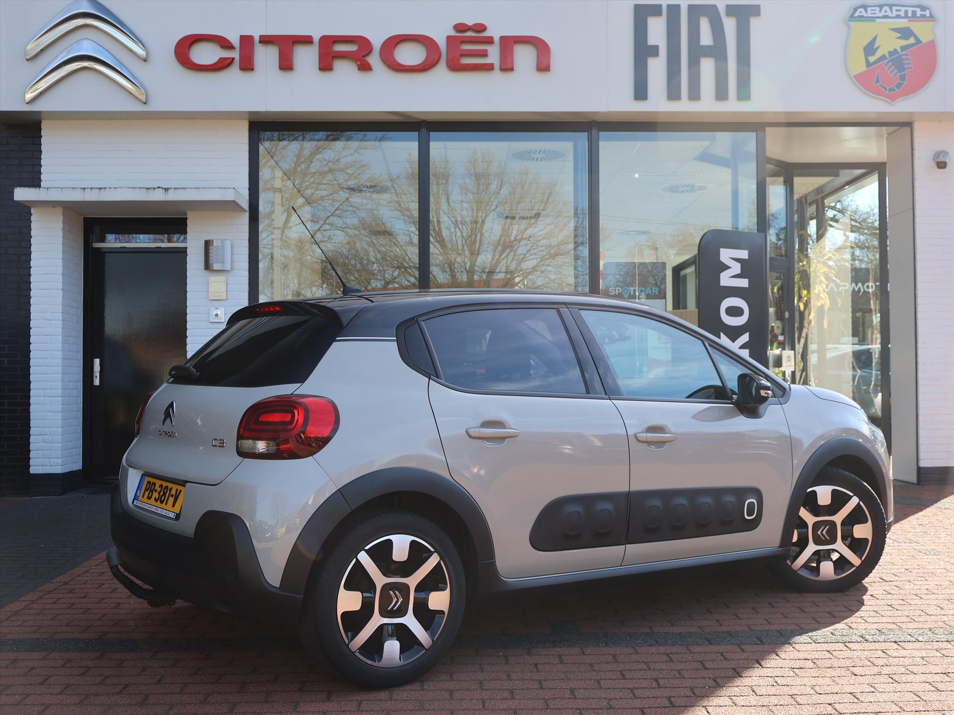 Citroën C3 PureTech 82PK Shine, Rijklaarprijs | Navigatie | Camera | Trekhaak | Parkeersensoren - Afbeelding 4