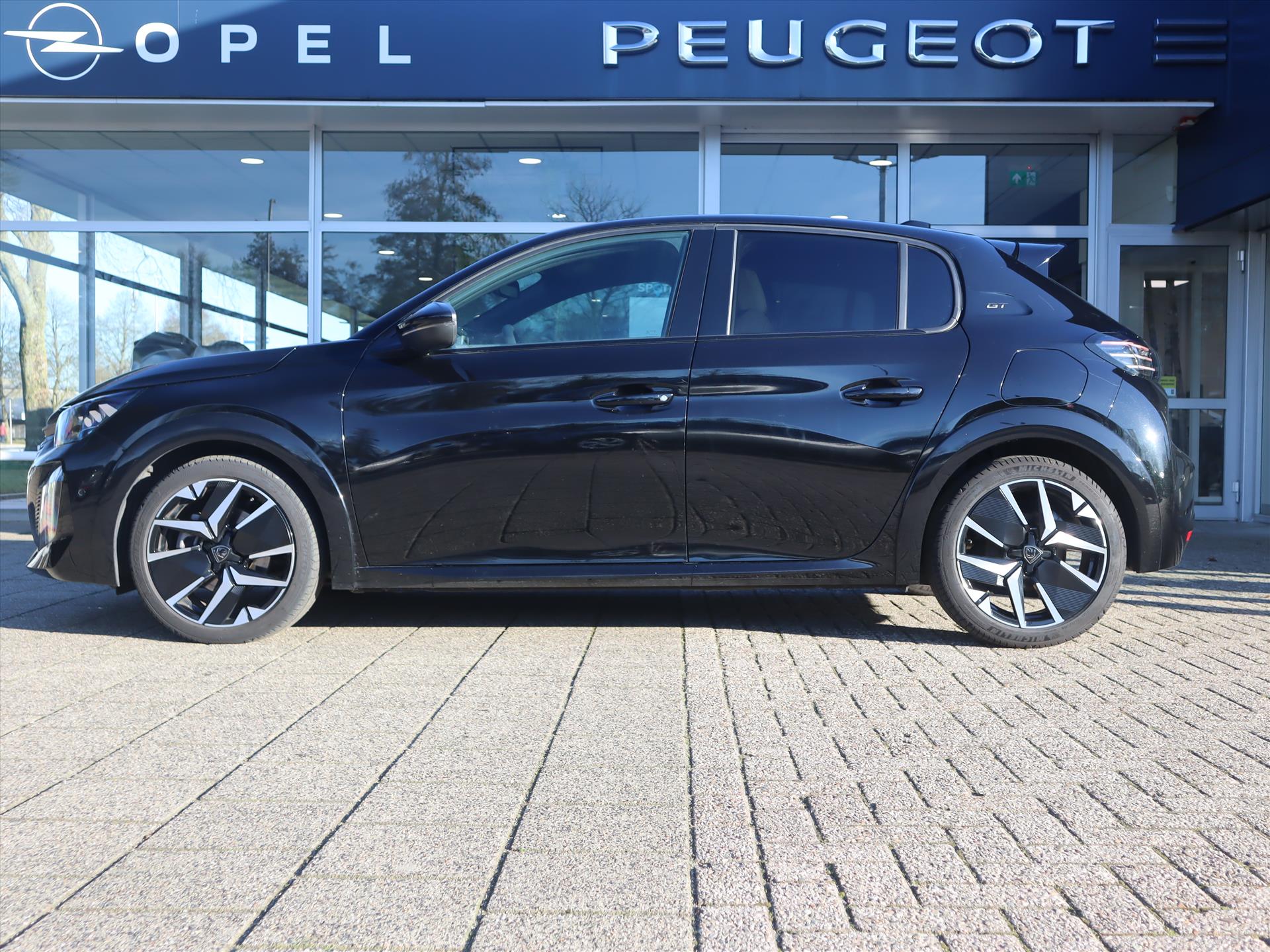 Peugeot 208 GT HYBRID 145pk e-DCS6 automaat, Rijklaarprijs, Camera voor en achter Adaptieve cruise control Keyless entry & start - Afbeelding 2