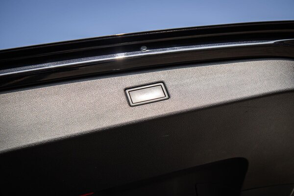 elektrisch bedienbare achterklep met sensorsturing