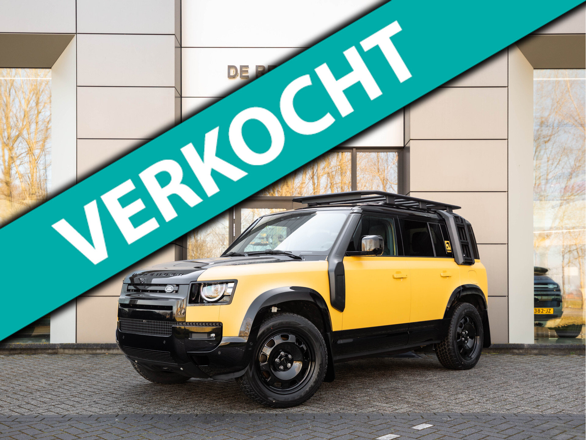 Land Rover Defender 110 P300e 110 Trophy Edition Deep Sandglow Yellow