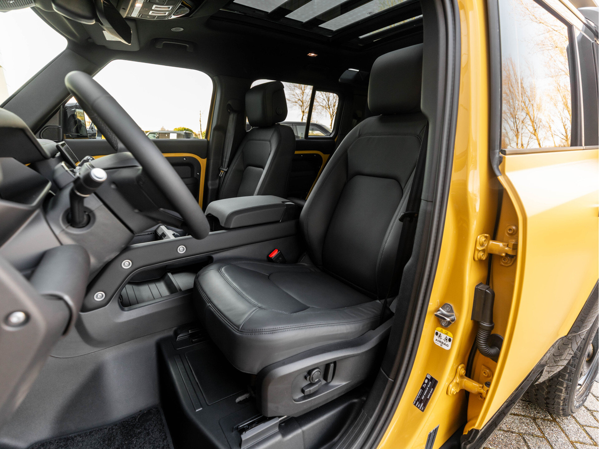 Land Rover Defender 110 P300e 110 Trophy Edition Deep Sandglow Yellow - Afbeelding 4