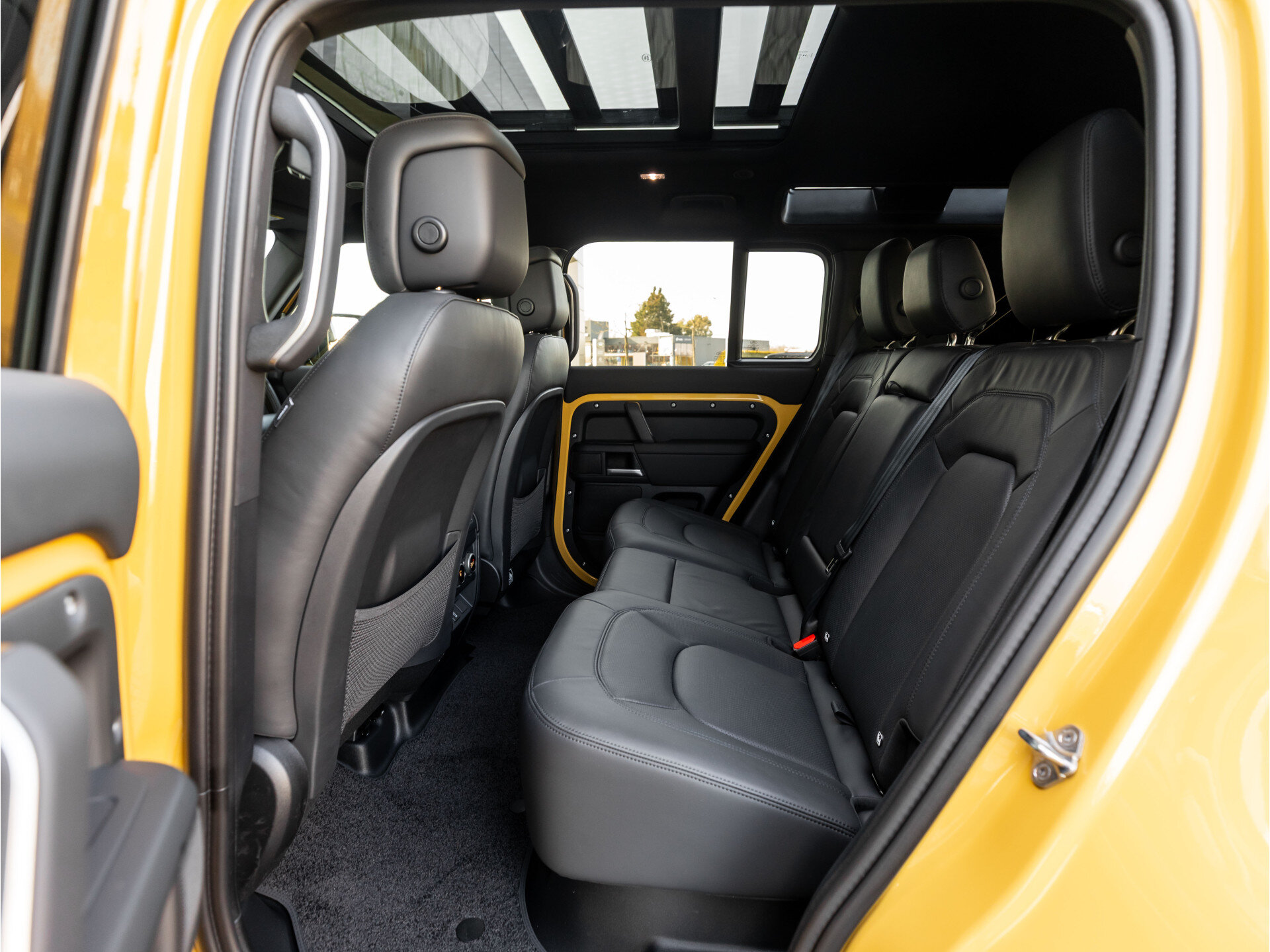 Land Rover Defender 110 P300e 110 Trophy Edition Deep Sandglow Yellow - Afbeelding 5