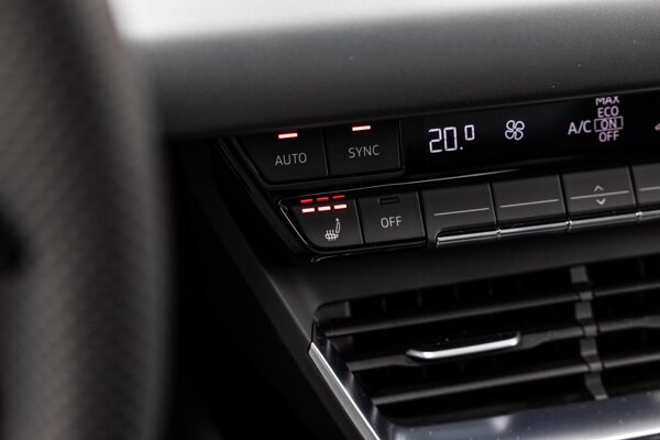 voorstoelen en achterbank verwarmd voorstoelen en achterbank verwarmd