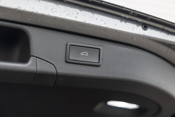 elektrisch bedienbare achterklep met sensorsturing elektrisch bedienbare achterklep met sensorsturing