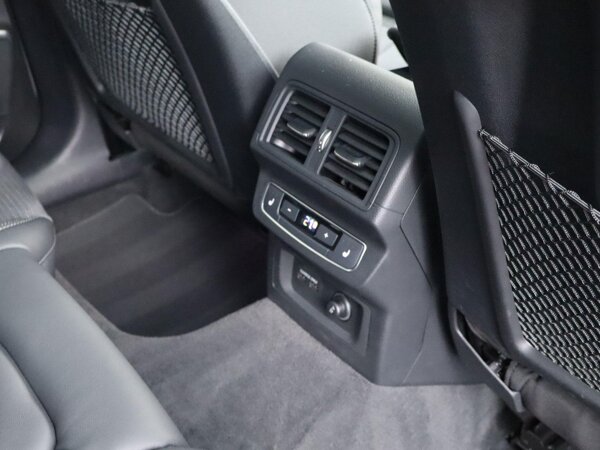 voorstoelen en achterbank verwarmd