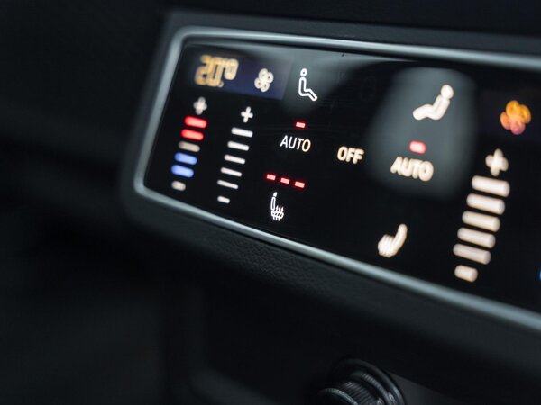 voorstoelen en achterbank verwarmd