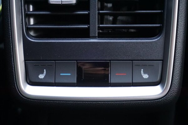 voorstoelen en achterbank verwarmd