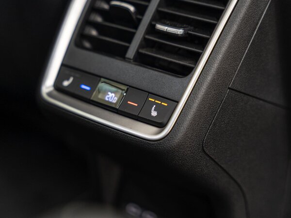 voorstoelen en achterbank verwarmd