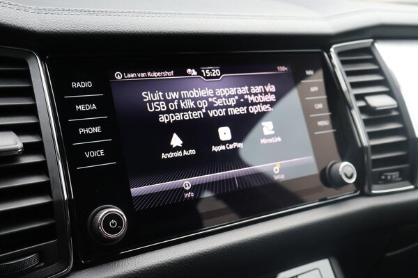 Apple Carplay/Android Auto Apple Carplay/Android Auto