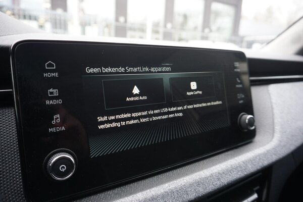 Apple Carplay/Android Auto Apple Carplay/Android Auto