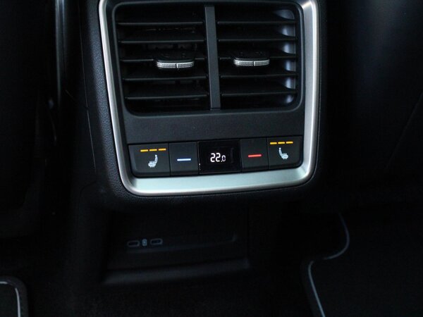 voorstoelen en achterbank verwarmd voorstoelen en achterbank verwarmd