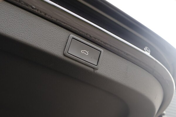 elektrisch bedienbare achterklep met sensorsturing