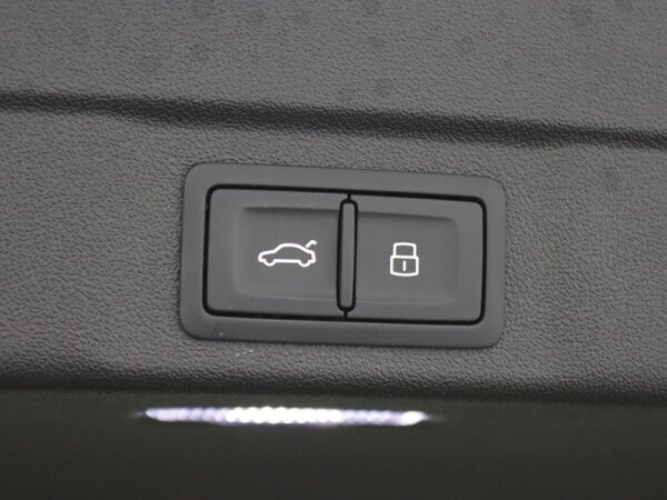 Achterklep elektrisch openend en sluitend Achterklep elektrisch openend en sluitend