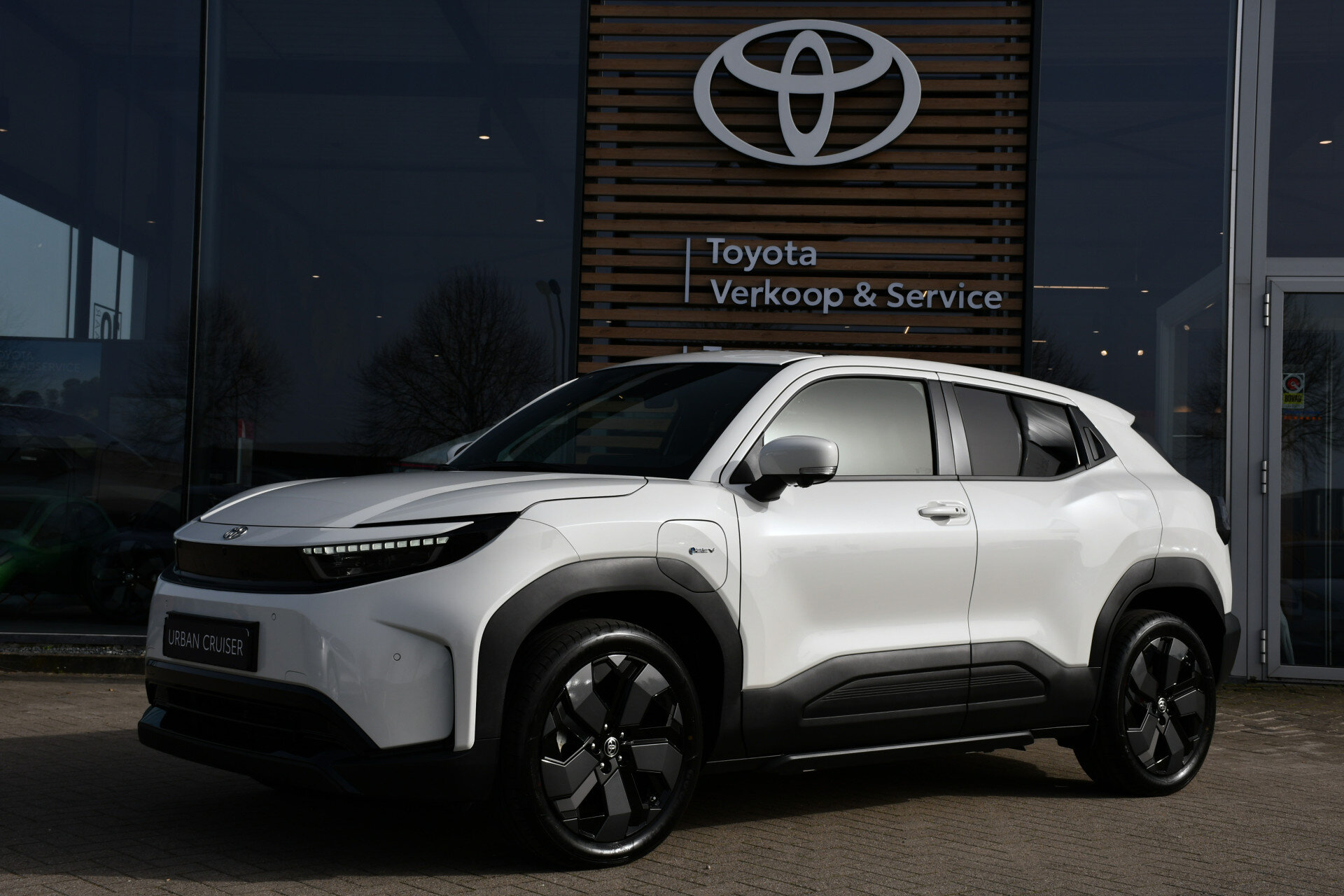 Toyota Urban Cruiser Executive 61 kWh Automaat 174pk