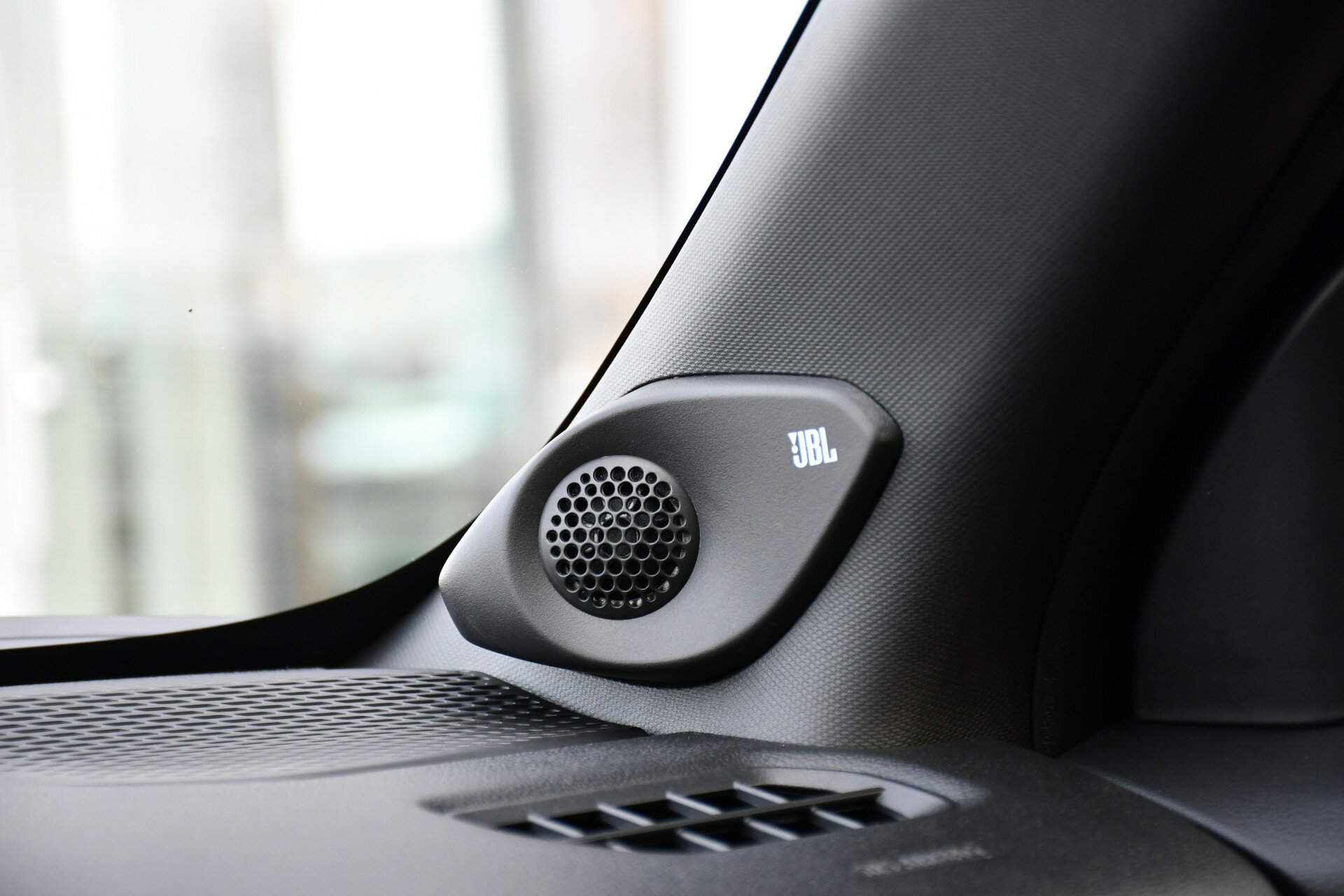 Toyota Urban Cruiser Executive 61 kWh Automaat 174pk - Afbeelding 4