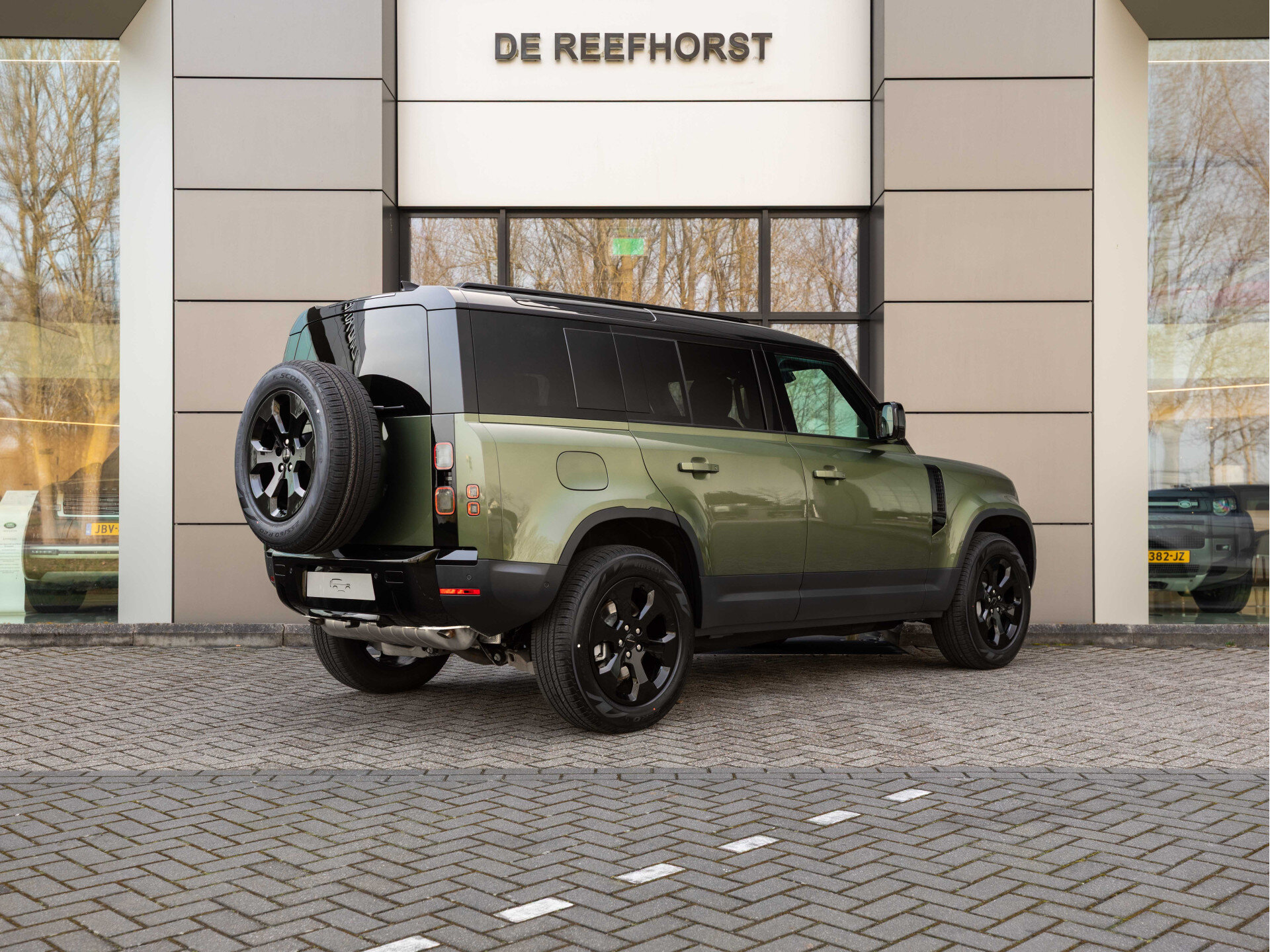 Land Rover Defender 110 P300e 110 Forest Edition - Afbeelding 2