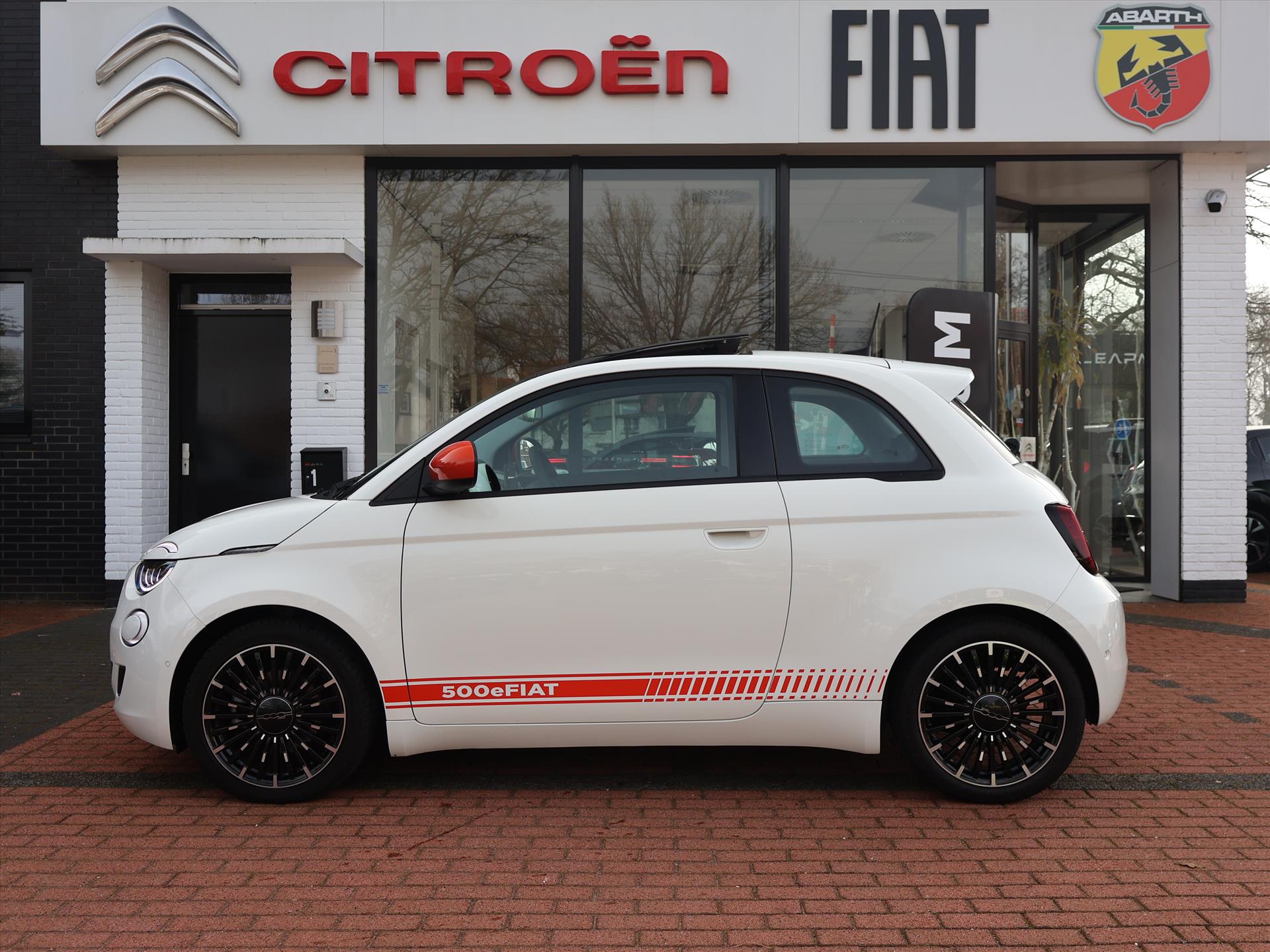 Fiat 500 42kWh 118pk Automaat Icon, Rijklaarprijs | SOH 95,4% | Schuif/-kanteldak | Navigatie | Camera | DAB+ | 17 inch wielen - Afbeelding 2