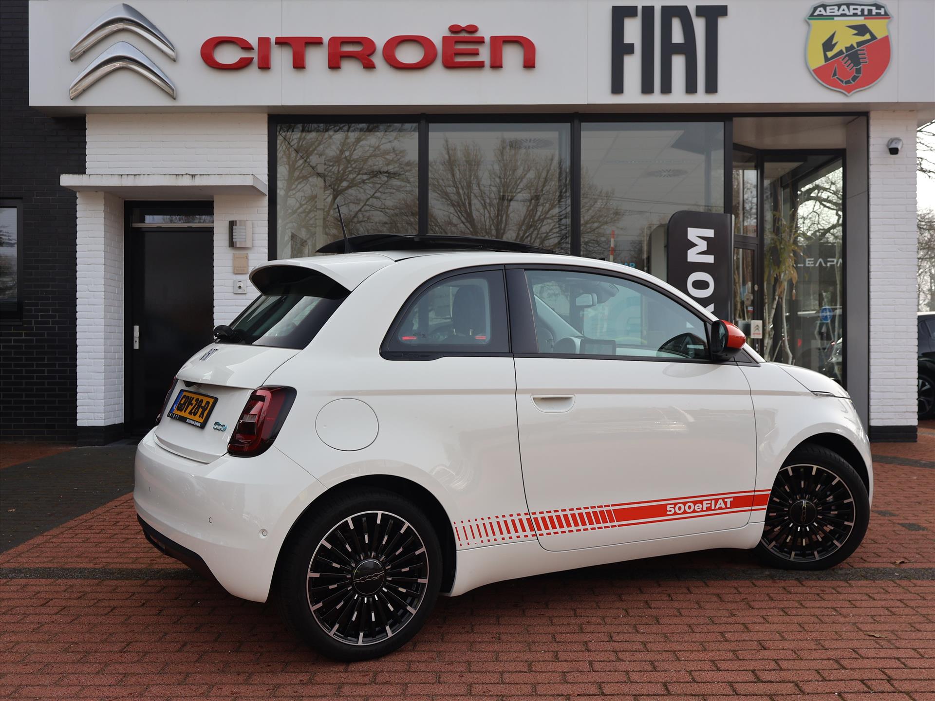 Fiat 500 42kWh 118pk Automaat Icon, Rijklaarprijs | SOH 95,4% | Schuif/-kanteldak | Navigatie | Camera | DAB+ | 17 inch wielen - Afbeelding 4
