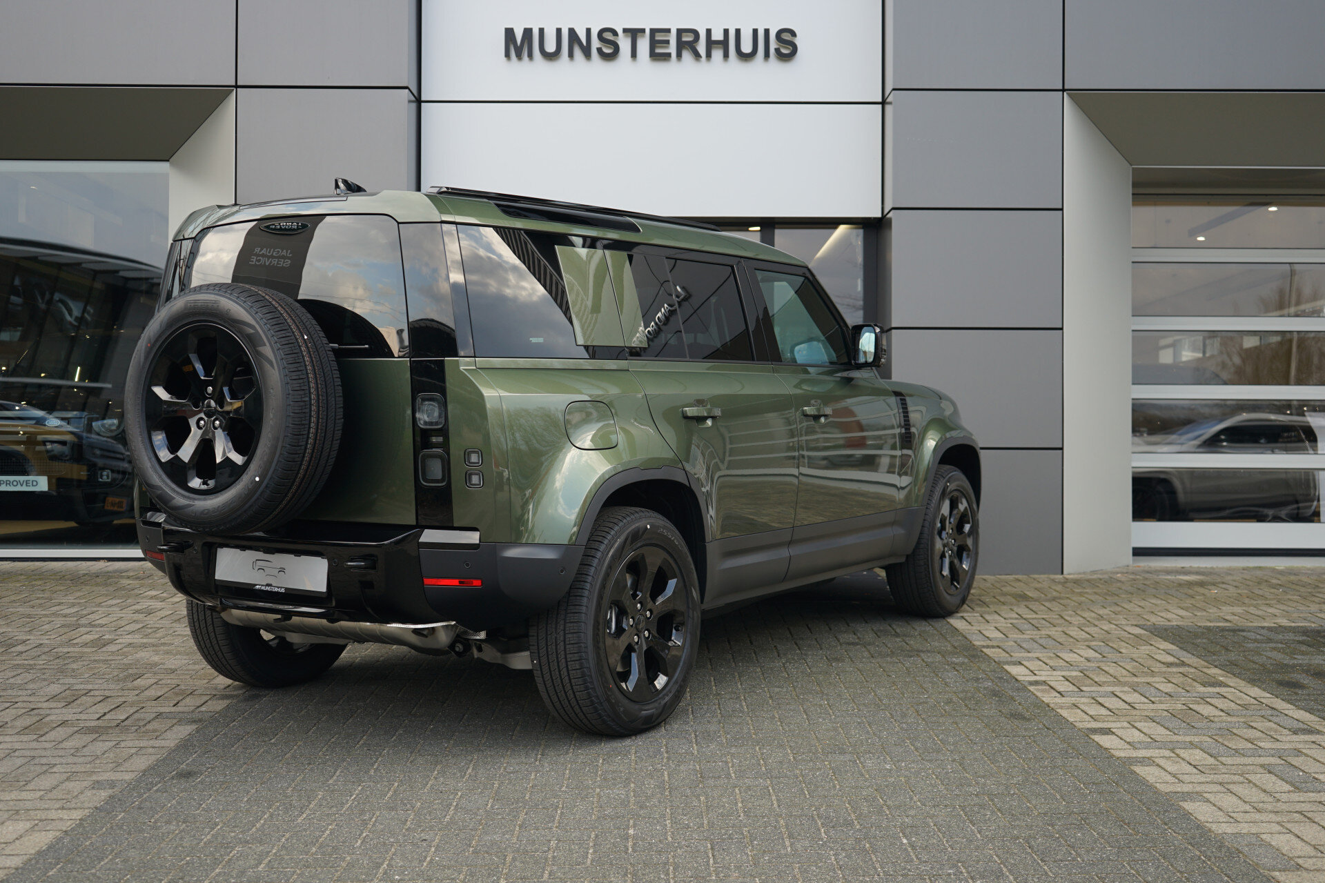Land Rover Defender 110 P300e 110 Forest Edition - Afbeelding 2