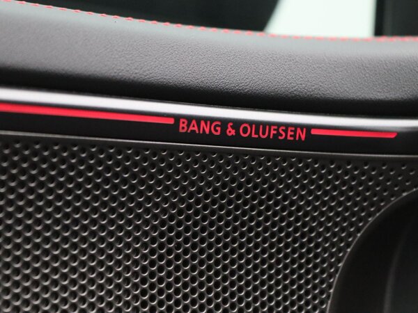 Bang & Olufsen luidsprekers in de hoofsteunen vóór Bang & Olufsen luidsprekers in de hoofsteunen vóór