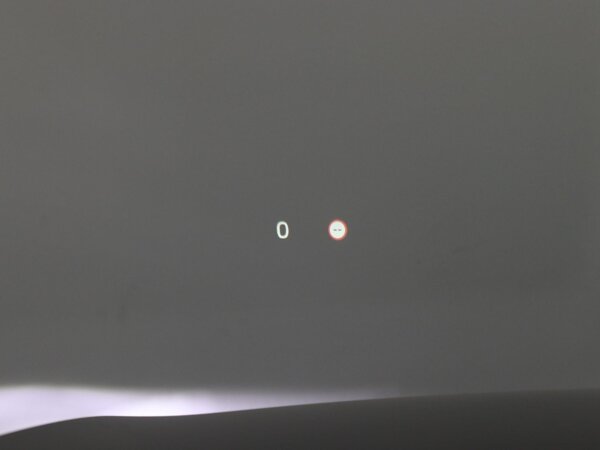 Grafisch Head-up Display voor weergave van de ingestelde snelheid van de adaptieve cruise control, verkeersbordenherkenning en navigatie aanwijzingen