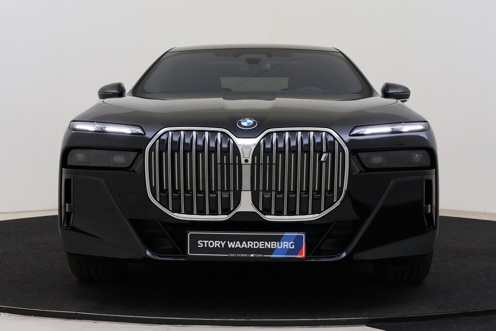 BMW i7 4