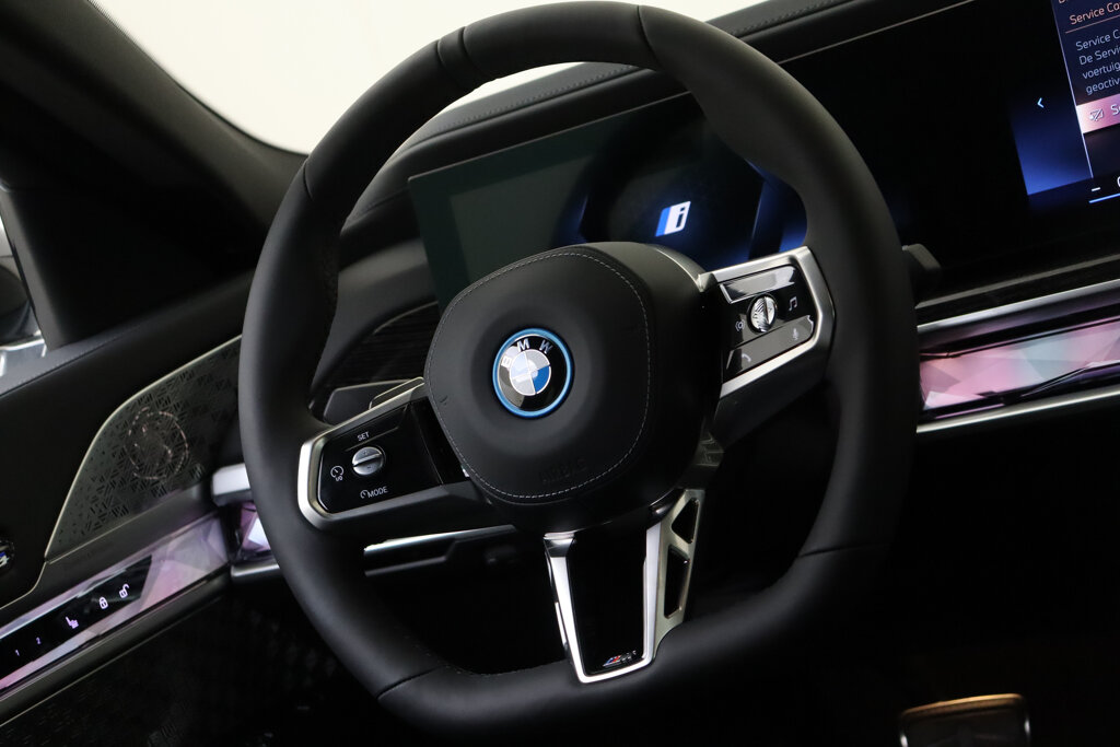 BMW i7 27