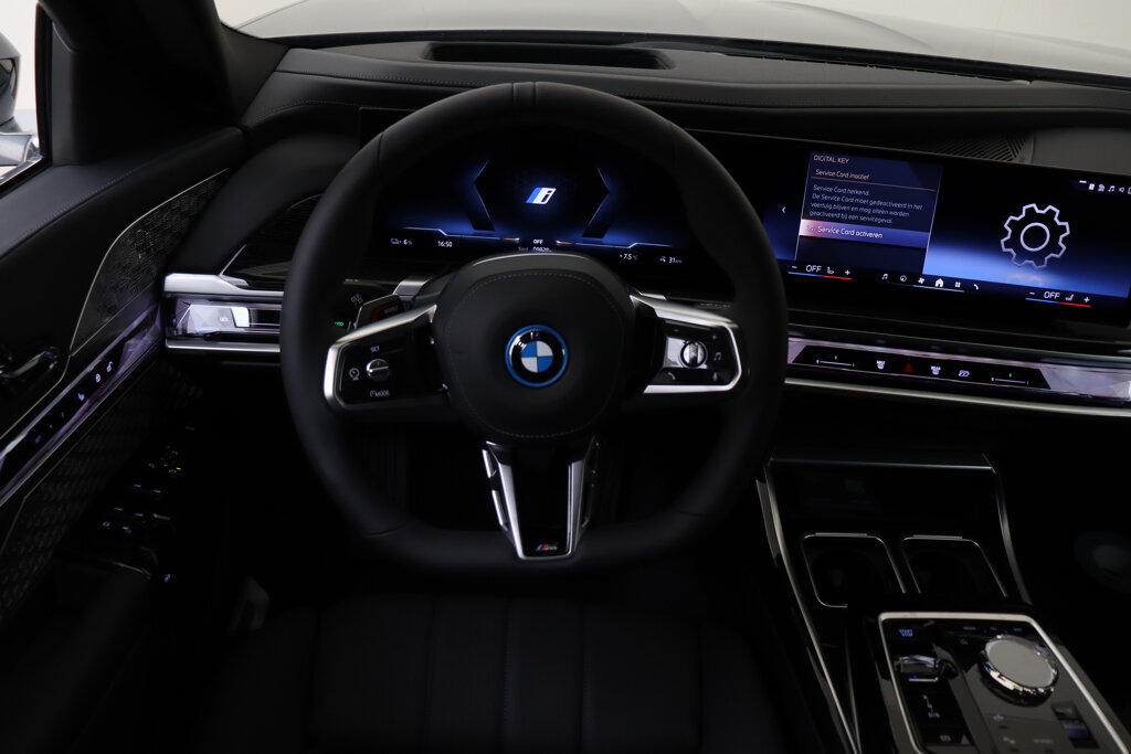 BMW i7 28