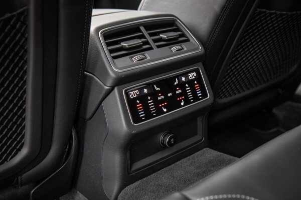 voorstoelen en achterbank verwarmd