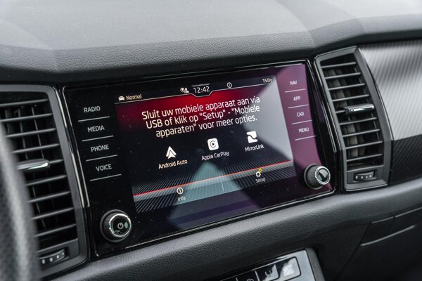Apple Carplay/Android Auto Apple Carplay/Android Auto