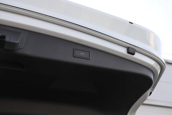 elektrisch bedienbare achterklep met sensorsturing