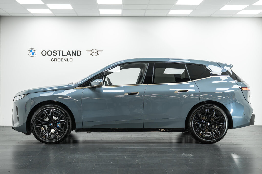 BMW iX 8