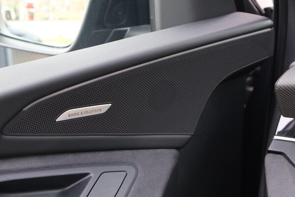 Bang &amp; Olufsen luidsprekers in de hoofsteunen vóór