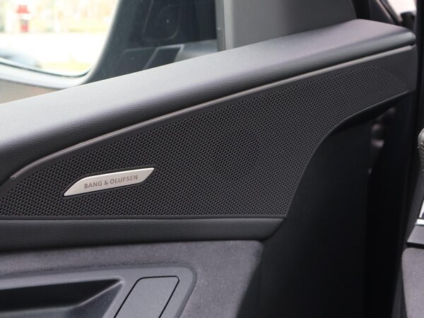 Bang &amp; Olufsen luidsprekers in de hoofsteunen vóór