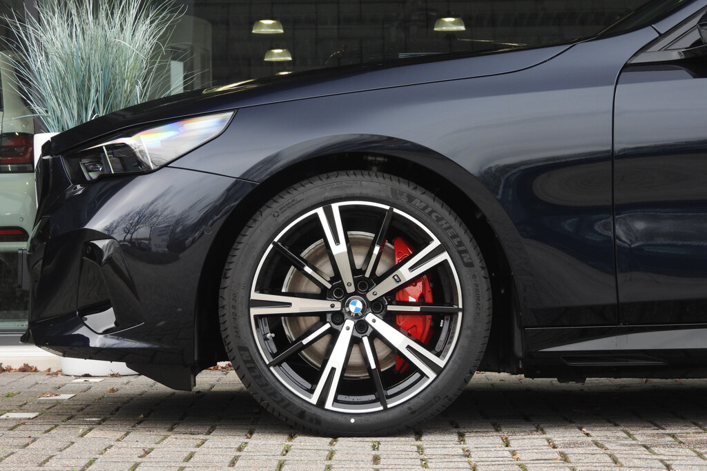 BMW i5 23