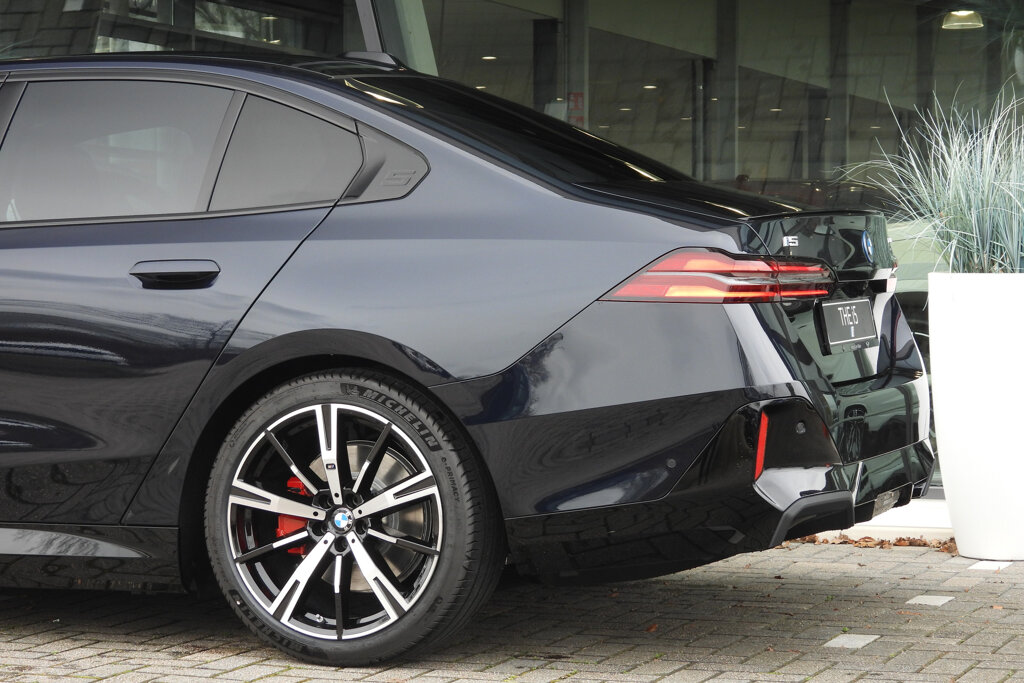 BMW i5 25