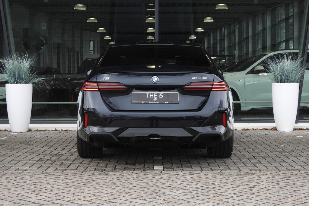 BMW i5 27