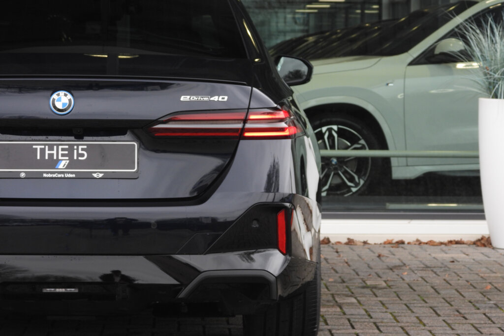 BMW i5 28