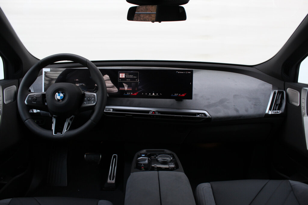 BMW iX 13