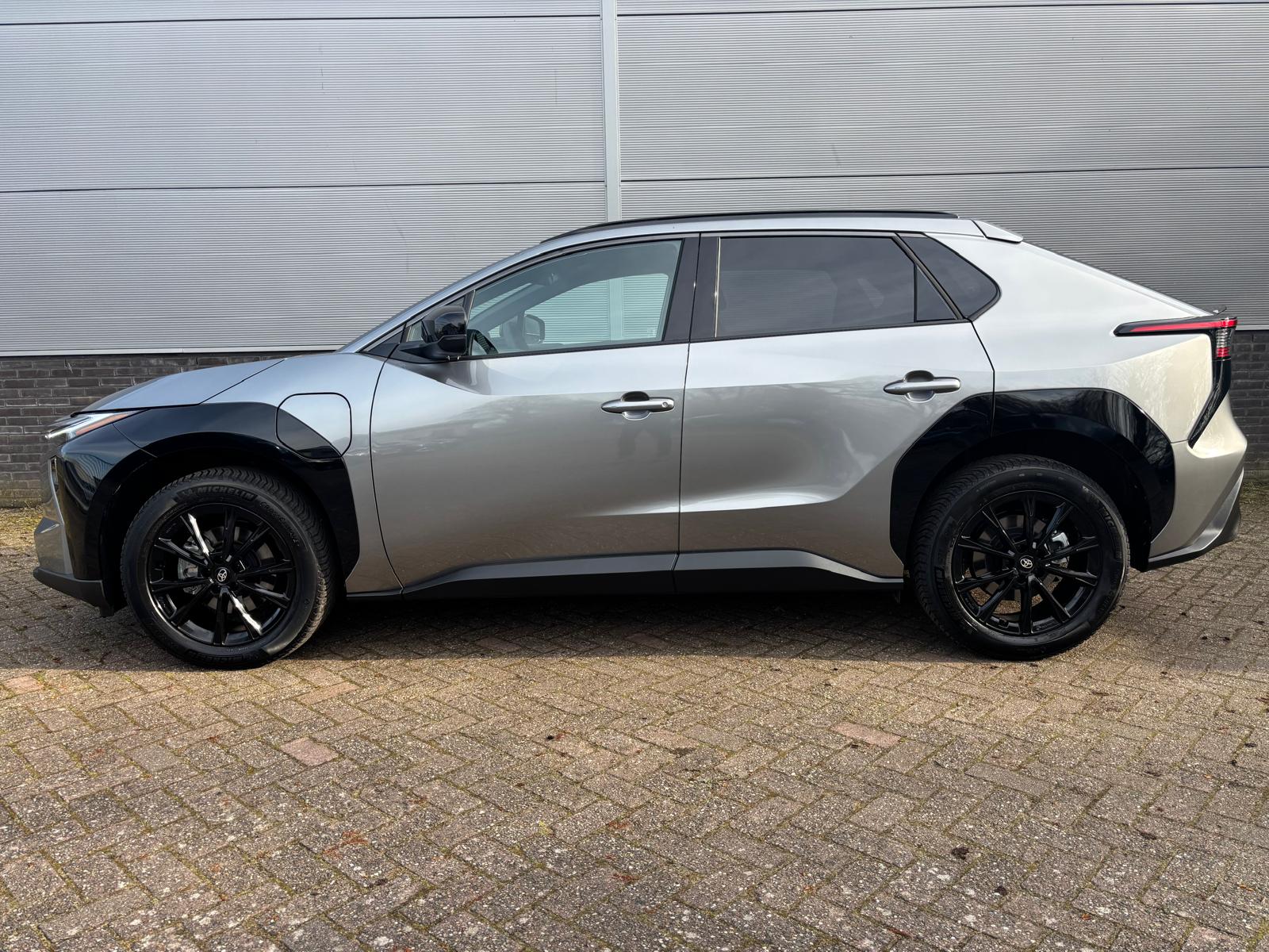 Toyota bZ4X Active Limited Edition 58 kWh 19 Inch LM velgen + All season banden - Afbeelding 2