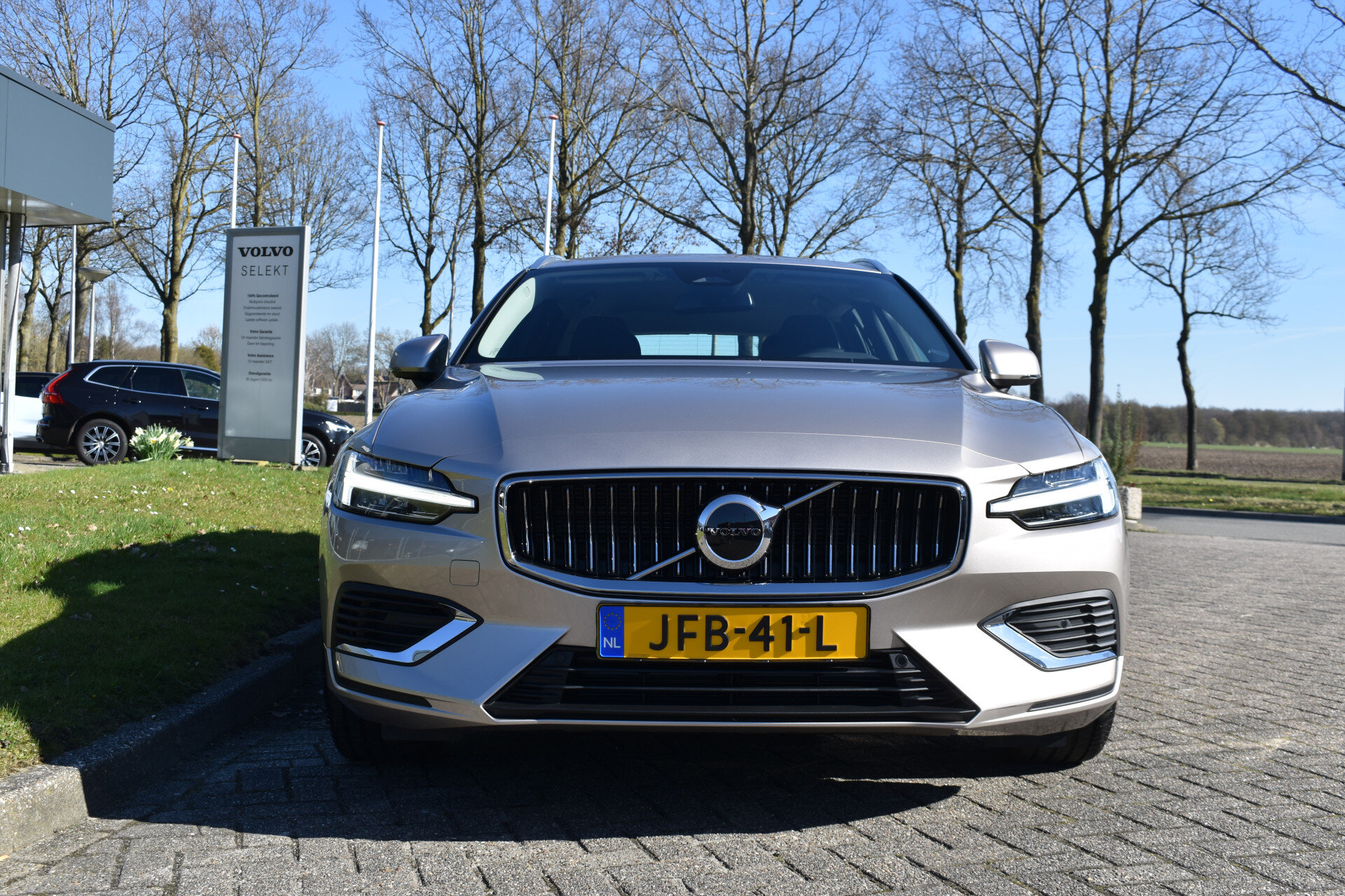 Volvo V60 T6 AWD 350PK Plug-in Hybrid Essential Bright - Afbeelding 3