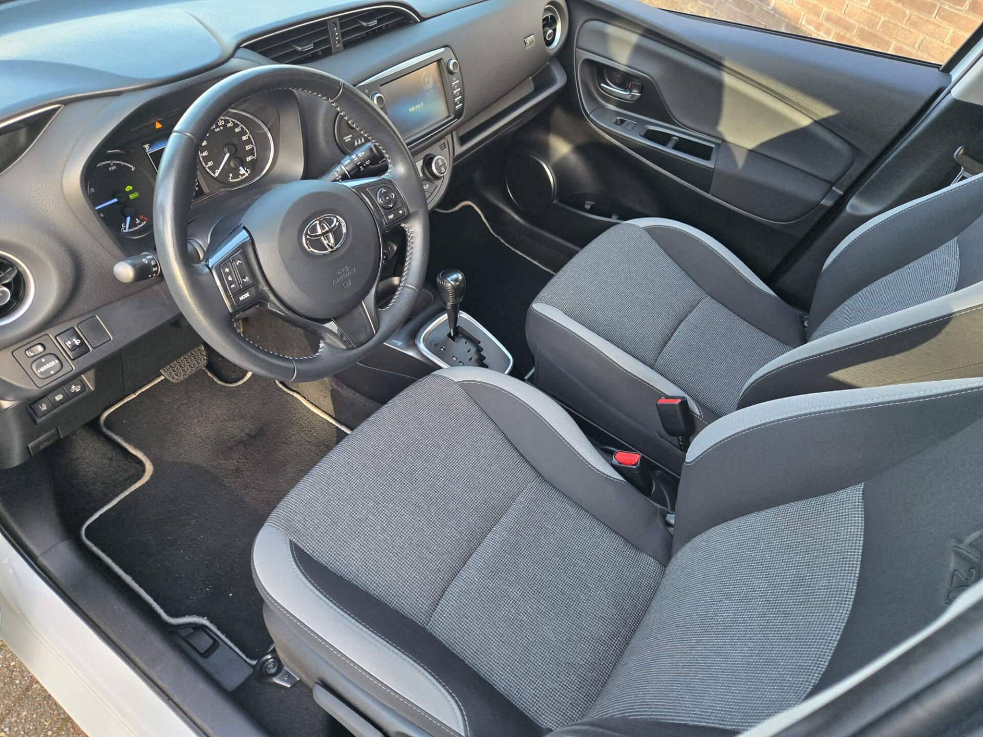 Toyota Yaris 1.5 Hybrid Y20 Exclusive Edition, Trekhaak, Stoel verwarming - Afbeelding 4