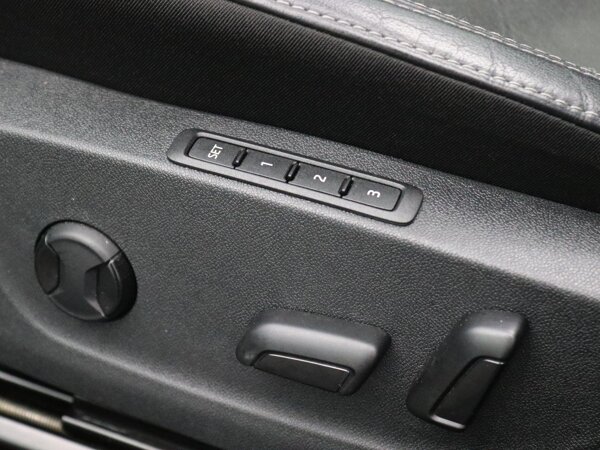 Elektrisch verstelbare bestuurdersstoel met geheugenfunctie Elektrisch verstelbare bestuurdersstoel met geheugenfunctie