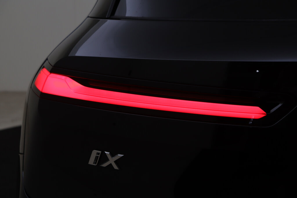 BMW iX 57