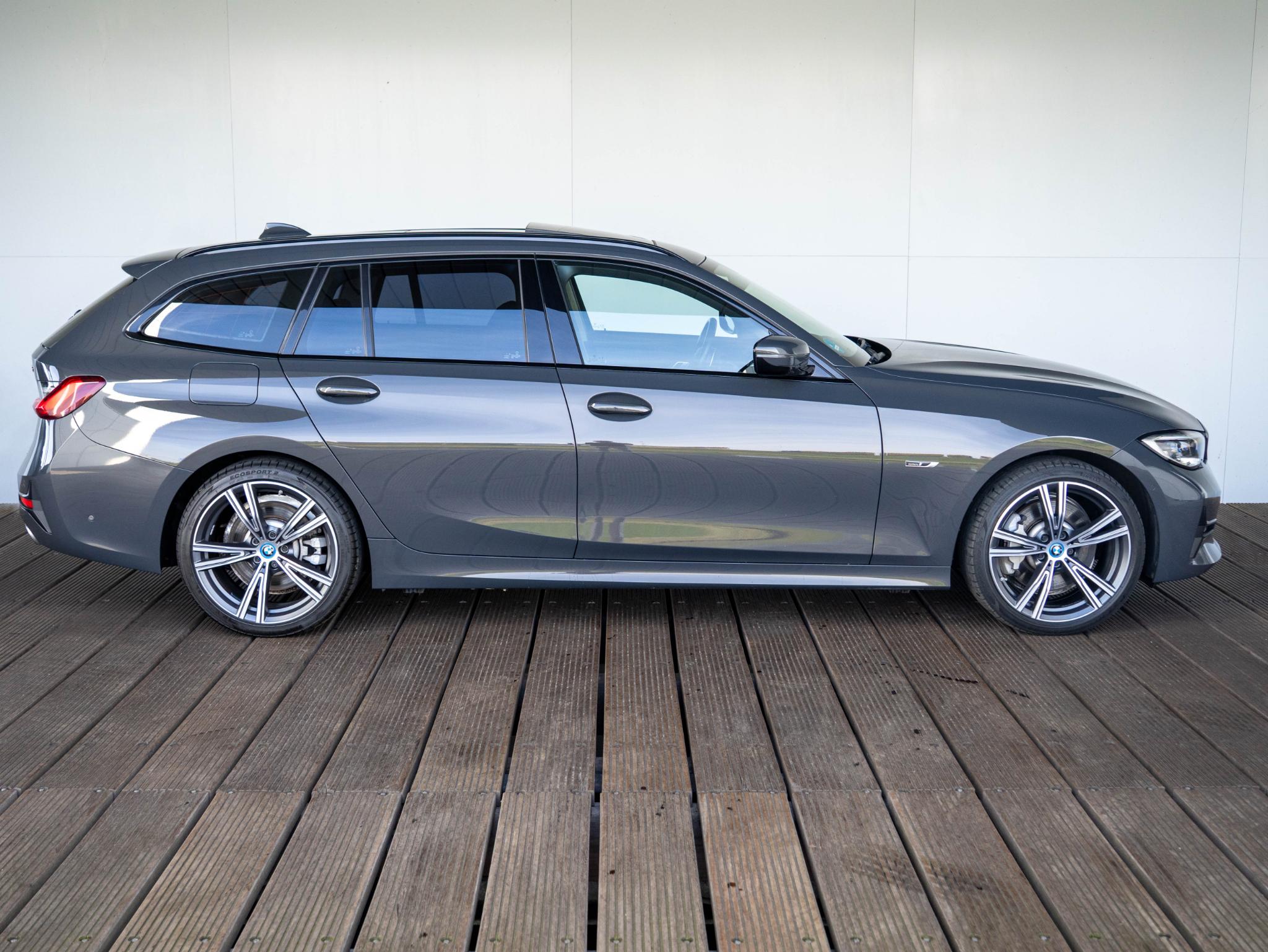 BMW 3 Serie Touring 330e - Afbeelding 4