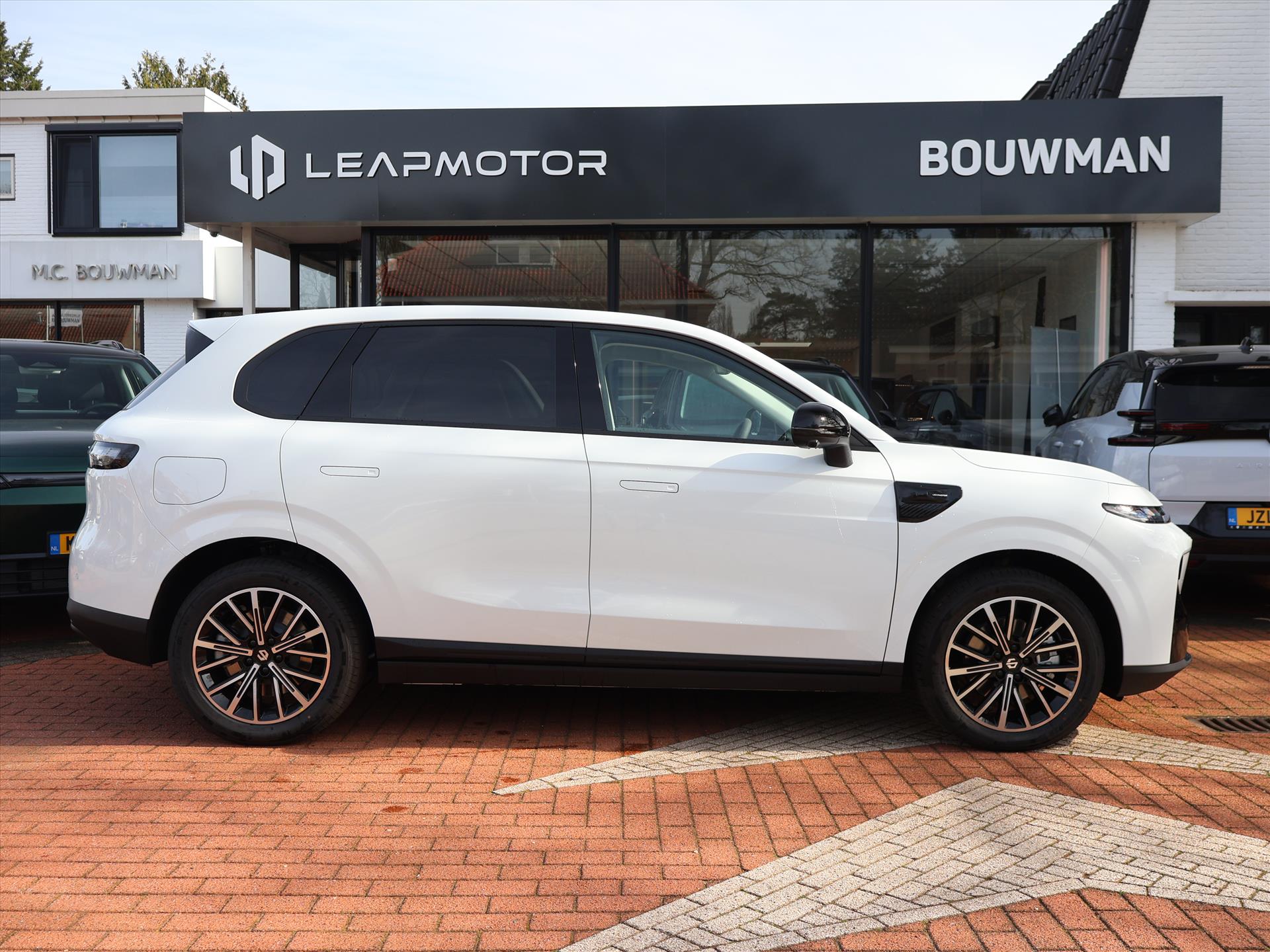 Leapmotor B10 EV 67,1 kWh 218PK Design ProMax, Rijklaarprijs | NIEUW | Panoramadak | Navigatie | Camera | Adaptieve Cruise Control - Afbeelding 4