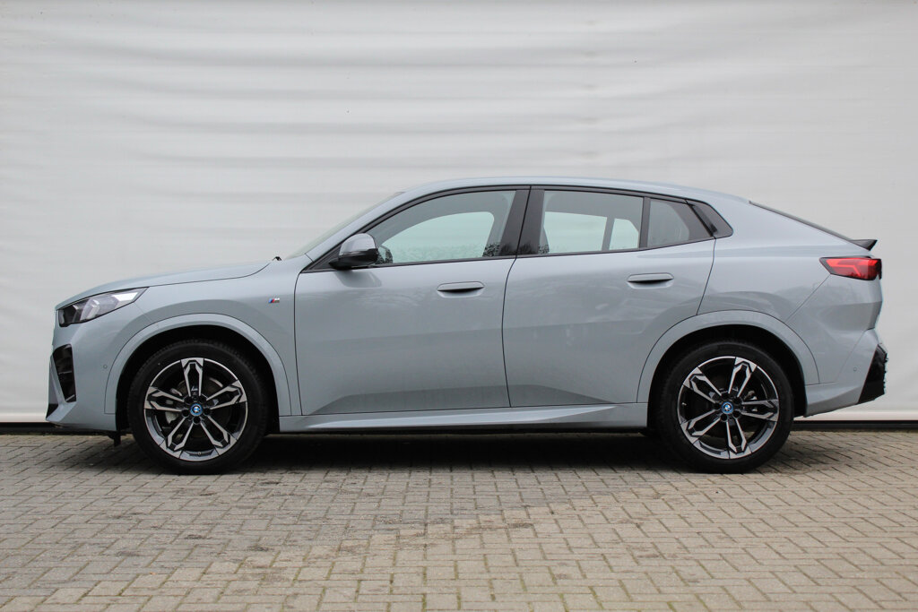 BMW iX2 29